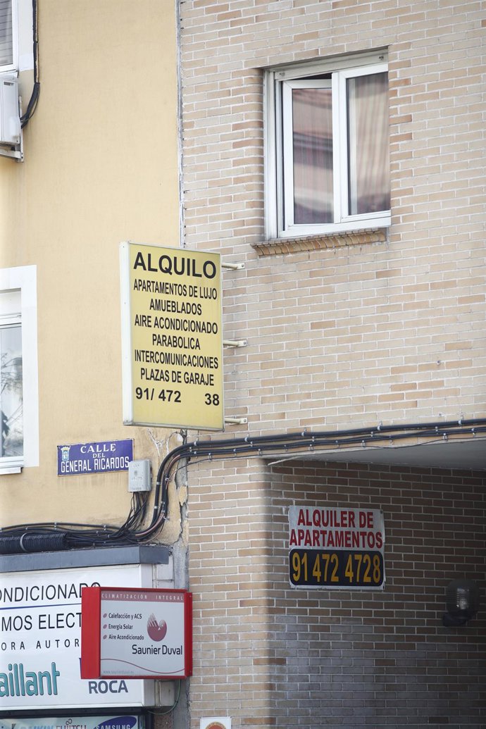 Carteles de alquier de apartamentos en un edificio de Madrid.