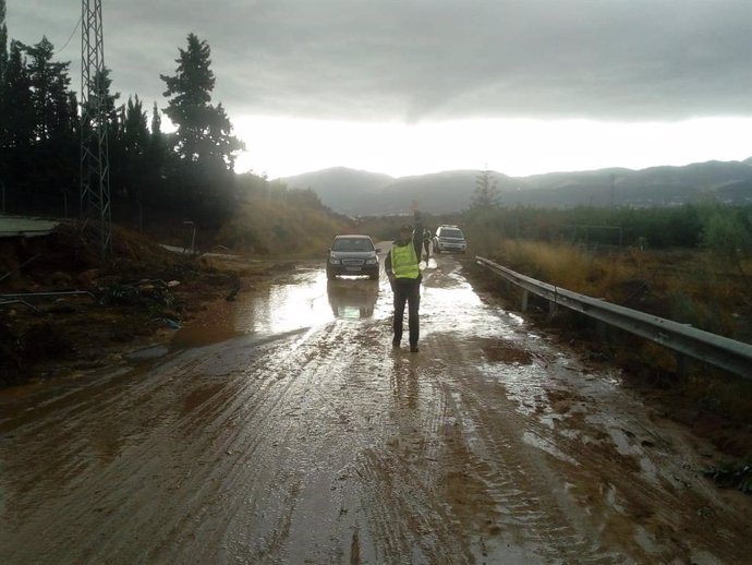 Trabajos en una carretera provincial tras el temporal de gota fría. Foto de archivo