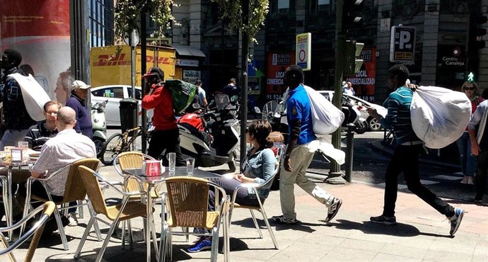 Imágenes de manteros en una calle