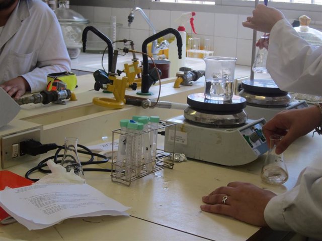 Estudiantes de Formación Profesional, en un laboratorio.