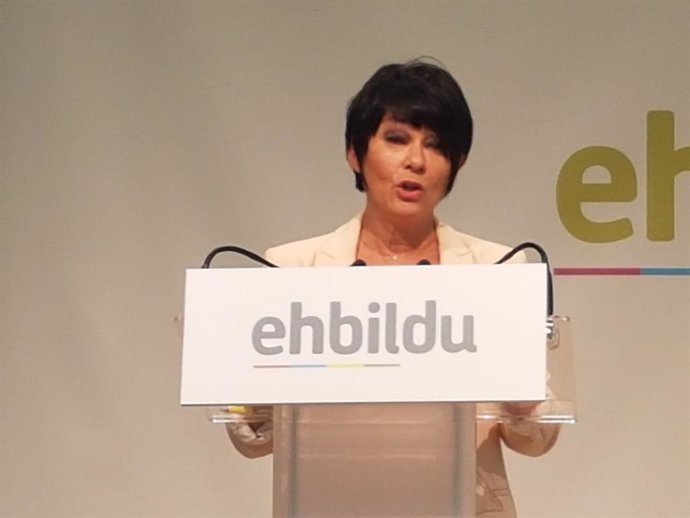 La portavoz parlamentaria de EH Bildu, Maddalen Iriarte, en una rueda de prensa