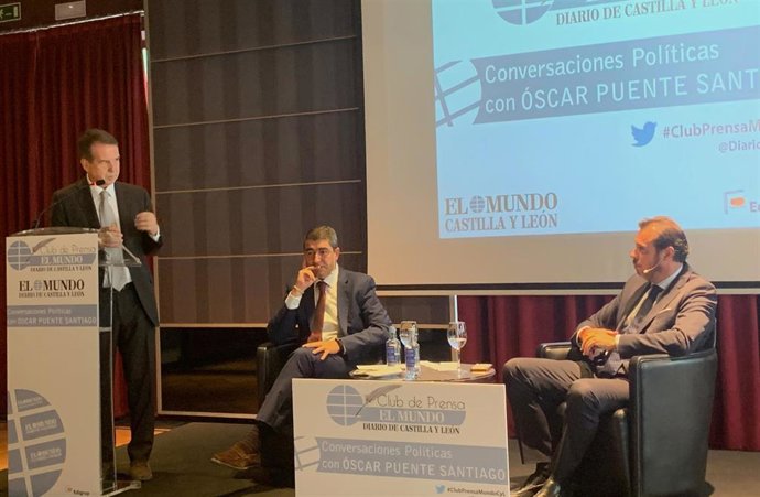 Abel Caballero (izquierda), el director de Diario de Valladolid-El Mundo Castilla y León, Pablo Lago, y el alcalde de Valladolid, Óscar Puente (derecha).
