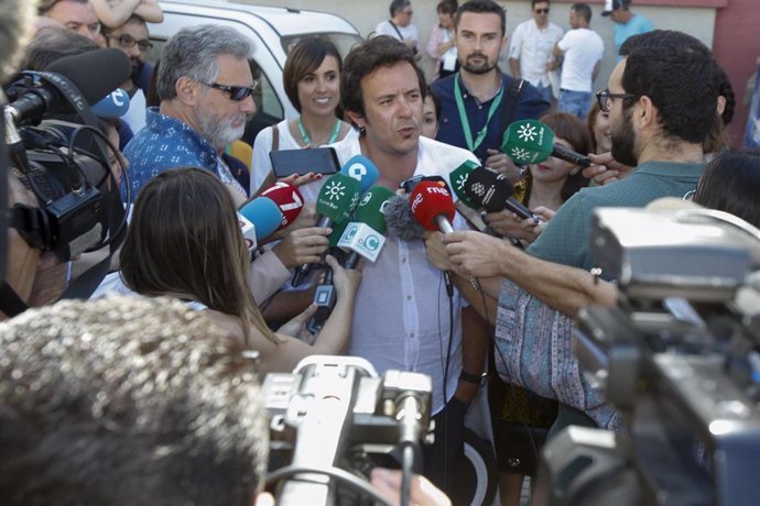 el candidato de Adelante Cádiz a la Alcaldía, José María González 'Kichi', atiende a los periodistas tras ejercer su derecho al voto. En el CEIP La Salle Viña.