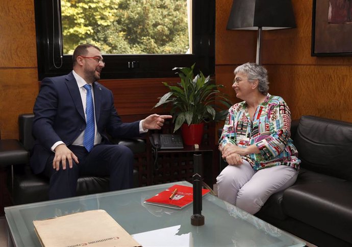 El presidente del Principado, Adrián Barbón, se reúne con la alcaldesa de Gijón, Ana González, en la sede de Presidencia.