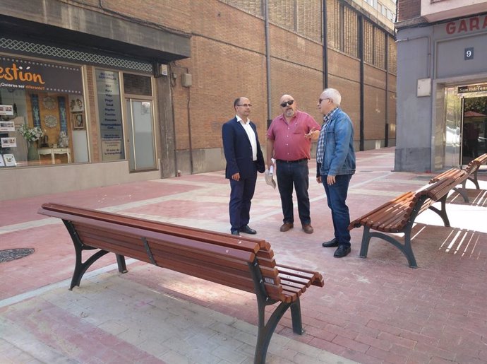 El concejal de Movilidad y Espacio Urbano, Luis Vélez, en una visita a la reciente peatonalización de un tramo de la calle Recoletas de Valladolid.
