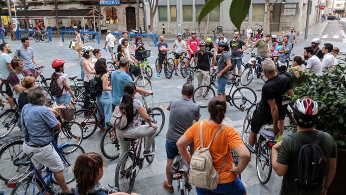 Asistentes a la ruta en bicicleta "Misteris sobre rodes" en la Semana Europea de la Movilidad.