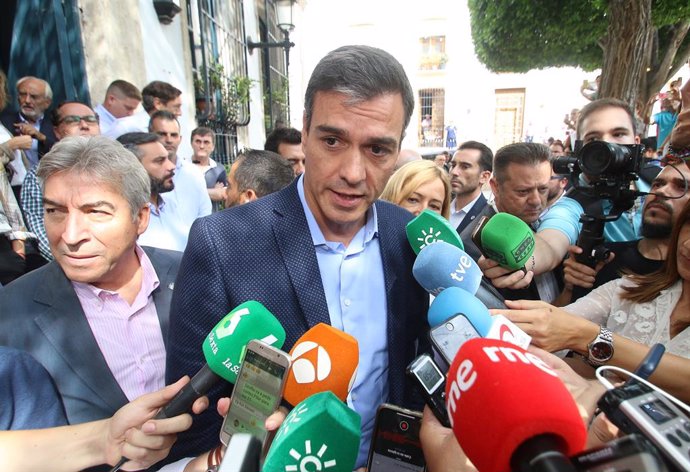 El president del Govern en funcions, Pedro Sánchez, en declaracions a la premsa després de conixer el dispositiu d'emergncia en Níjar (Almeria).