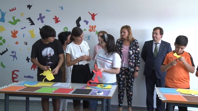 AV.- La Reina conoce los proyectos educativos de dos centros escolares de Torrej