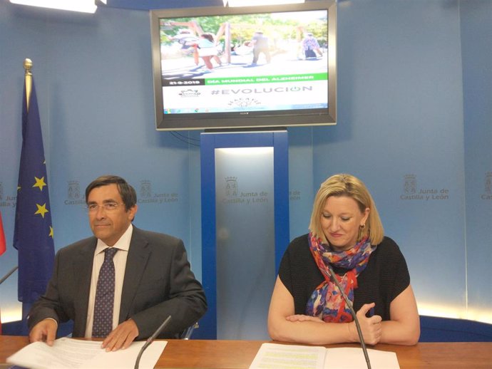 La consejera de Familia e Igualdad de Oportunidades de Castilla y León, Isabel Blanco, junto al vicepresidente de Afacayle, Domingo Aceves.