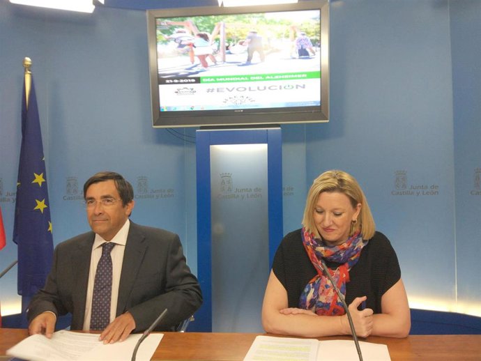 La consejera de Familia e Igualdad de Oportunidades de Castilla y León, Isabel Blanco, junto al vicepresidente de Afacayle, Domingo Aceves.