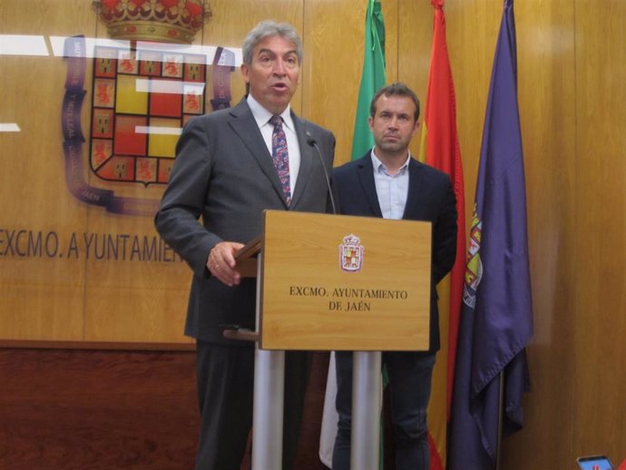 Lucrecio Fernández, junto al alcalde de Jaén, Julio Millán.