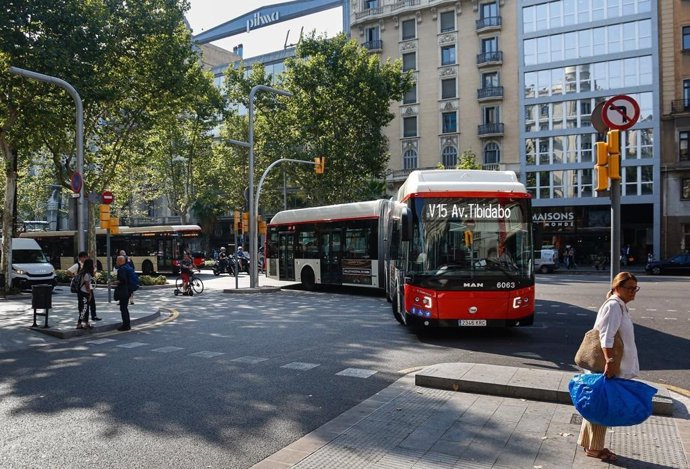 Bus V15 en el giro de avenida Diagonal y Via Augusta