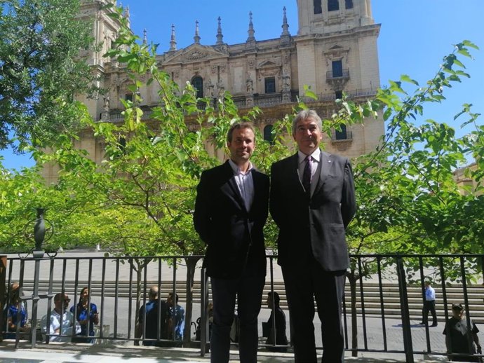 Lucrecio Fernández y Julio Millán posan ante la Catedral de Jaén