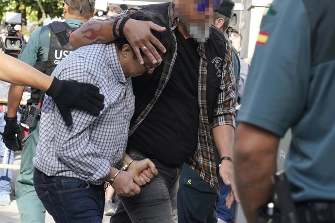 El autor confeso del asesinato de su exmujer, su excuñada y su exsuegra en Valga (Pontevedra), identificado como José Luis Abet Lafuente y apodado el Moro, de 45 años, a su llegada al Juzgado de Instrucción 2 de la localidad pontevedresa de Caldas de Re