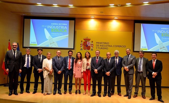 La ministra de Industria, Comercio y Turismo en funciones, Reyes Maroto, junto a los representantes de la industria eólica durante la presentación de la Agenda Sectorial de la Industria Eólica.