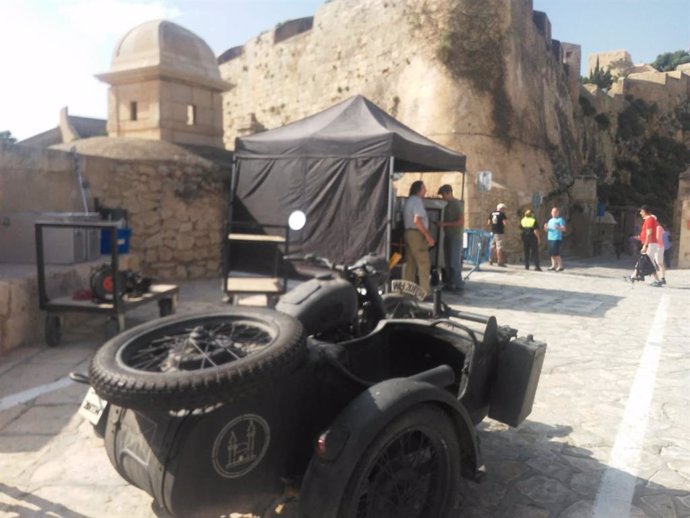 El acceso al castillo con un moto, supuestamente nazi, en el rodaje de la serie.