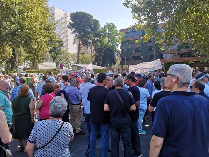 Protesta en Sevilla convocada por la Plataforma de prejubilados, jubilados, viudas y huérfanos de Endesa.