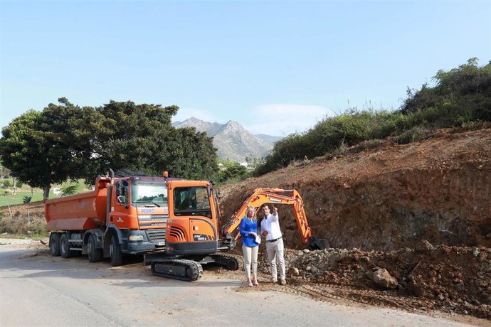 La alcaldesa de Marbella, Ángeles Muñoz, en una obra del plan de mejora de las urbanizaciones del municipio