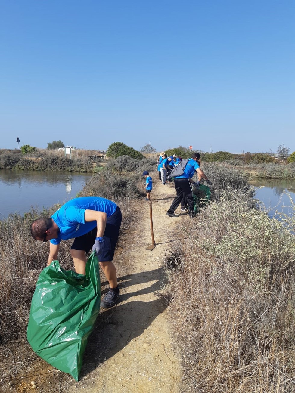 Voluntarios realizan tareas de limpieza en Marismas del Odiel.