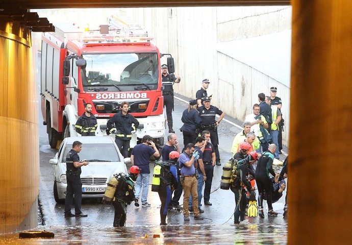 Bomberos rescatan el cadaver del  un hombre atrapado en un túnel anegado por una importante tromba de agua en Almería