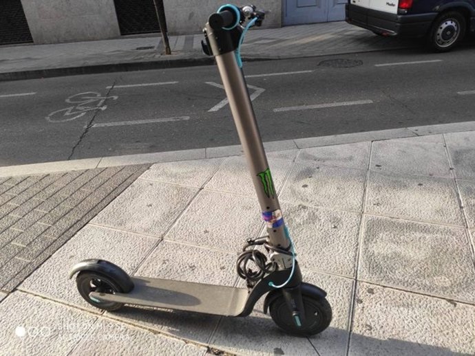 Monopatín con el que circulaba un varón que ha sido denunciado en Valladolid.