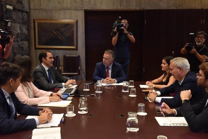 El presidente de Canarias, Ángel Víctor Torres, preside una reunión con directivos de Vueling e Iberia Express