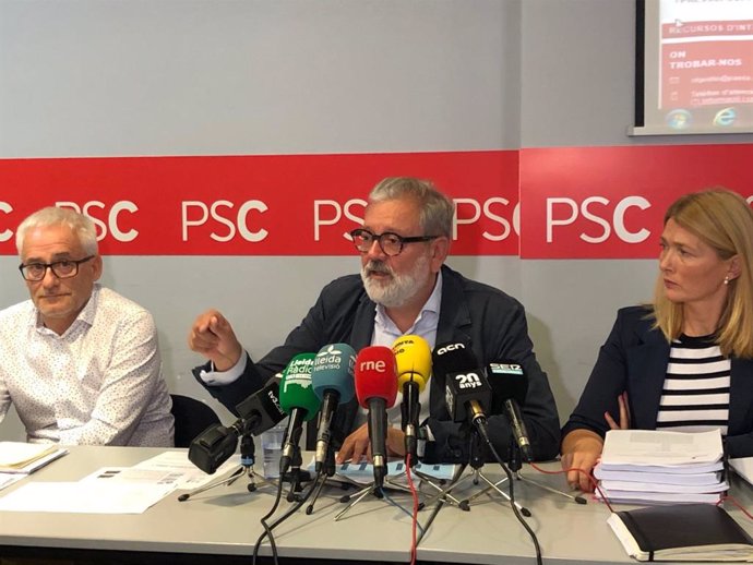 Felix Larrosa, en el centro, junto a los concejales del PSC en Lleida Jaume Sellés y Begoña Iglesias