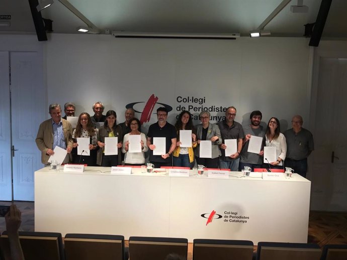 Marta Vilalta (ERC) y Joan Josep Nuet (Sobiranistes), Toni Morral (Crida) con otros  impulsores de la conferencia de sobiranistas progresistas