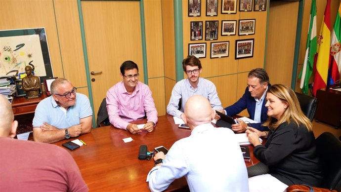 Reunión de la plataforma 'Todos a una por Linares' con el alcalde de Linares, Raúl Caro