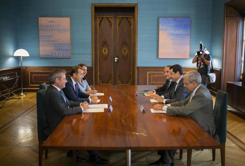 En Sevilla, el presidente de la Junta de Andaluciía, Juanma Moreno (2d), durante su recepción al CEO de Airbus, Guillaume Faury (2i), acompañado por el presidente de Airbus España, Alberto Gutiérrez (1i). Al encuentro también asisten los consejeros de la 