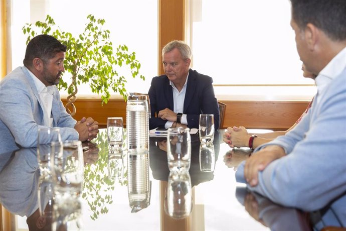 El consejero de Obras Públicas, Sebastián Franquis, en una reunión con representantes del CEST