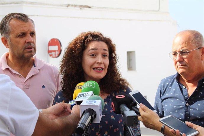 La responsable de Política Institucional de IU Andalucía, Inmaculada Nieto, atendiendo a los periodistas