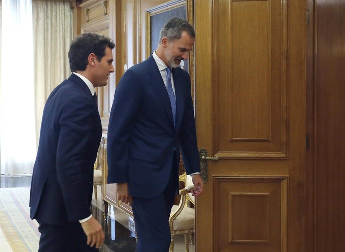 El rei Felip VI rep en audincia el president de Cs, Albert Rivera, aquest dilluns, al palau de La Zarzuela, durant la segona jornada de la ronda de consultes de cara a la possible investidura de Pedro Sánchez com a president del Govern.
