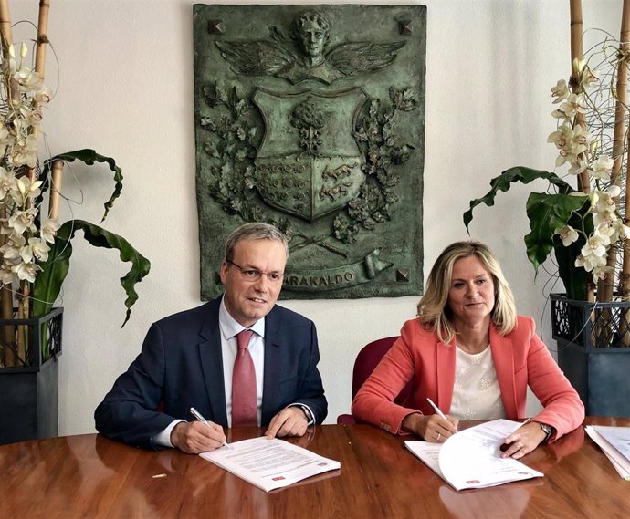La alcaldesa, Amaia del Campo, y elportavoz delPSE, Alfredo Retortillo, firman el acuerdo de gobierno en Barakaldo.