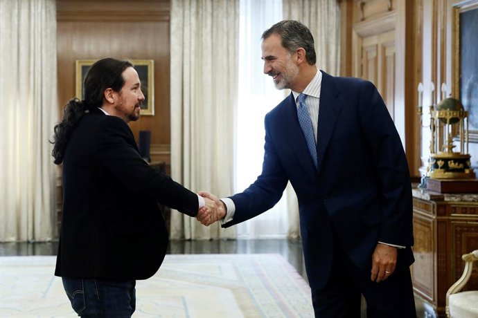 El rei Felip VI rep en audincia al líder d'Unides Podem, Pablo Iglesias, en la segona jornada de la ronda de consultes sobre la investidura de Pedro Sánchez com a president del Govern, aquest dimarts al Palau de La Zarzuela, Madrid, 17 de setembre.