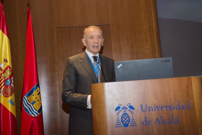 Luis Oro recibe el Premio Lord Lewis