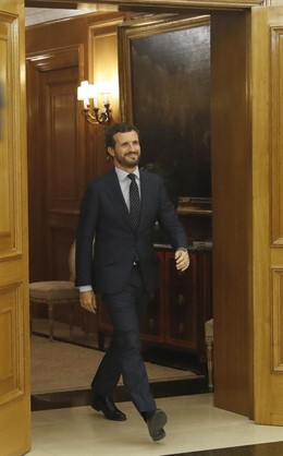 El rey Felipe VI saluda al presidente del Partido Popular, Pablo Casado (i), durante la reunión mantenida este martes en el Palacio de la Zarzuela, en la segunda jornada de la ronda de consultas de cara a la posible investidura de Pedro Sánchez como pre