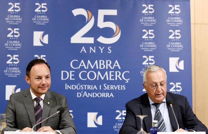 Xavier Espot, jefe de Gobierno de Andorra, y Miquel Armengol, presidente de la Cambra de Comercio, Industria y Servicios, durante la presentación del Informe económico anual del 2018