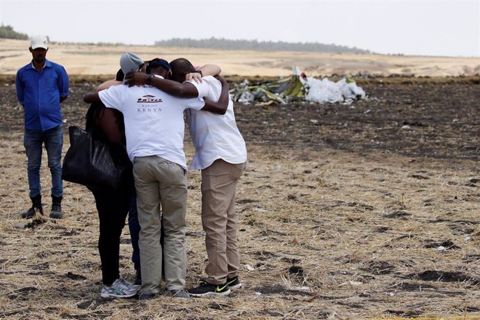 Familiares de víctimas de pasajeros del vuelo ET302 de Ethiopian Airlines en el lugar del siniestro