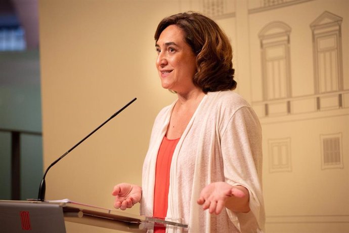 La alcaldesa de Barcelona, Ada Colau, en rueda de prensa tras su reunión con el presidente de la Generalitat, Quim Torra, en el Palau de la Generalitat.