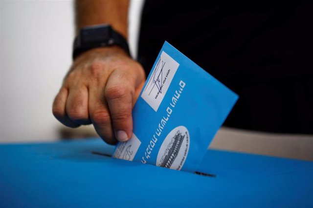 Un hombre vota durante las elecciones parlamentarias en Israel