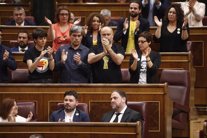Diputados de ERC aplauden al líder de ERC, Oriol Junqueras (derecha en la primera fila), durante la sesión constitutiva de la Cámara Baja.          