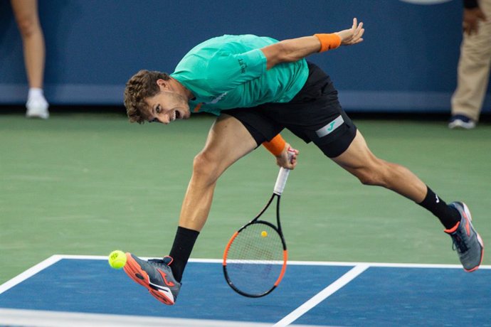 Tenis.- Carreño avanza a segunda ronda en Metz y Andújar y Granollers se despide