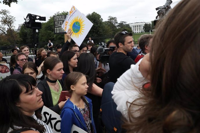 La activista sueca Greta Thunberg se manifiesta frente a la Casa Blanca