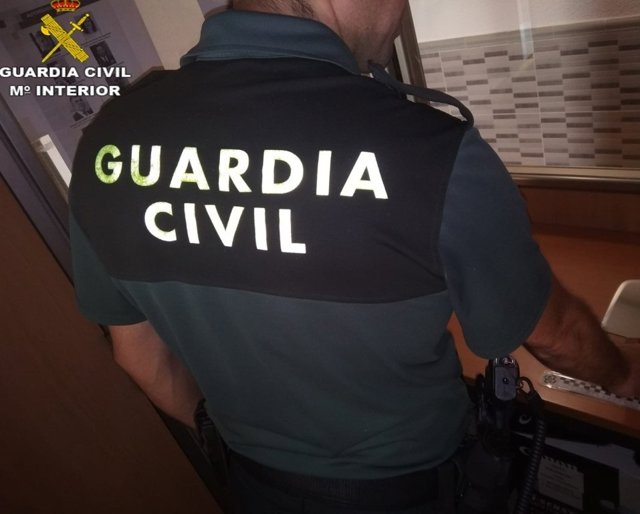 Un guardia civil investigando