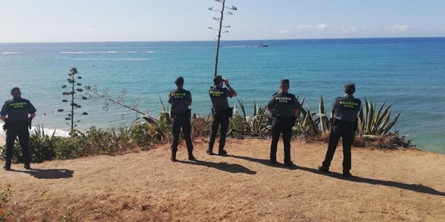Agentes de la Guardia Civil en Los Caños en el dispositivo de búsqueda de un susmarinista desaparecido