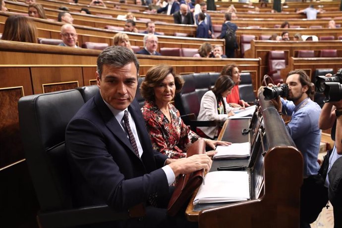 El presidente del Gobierno en funciones, Pedro Sánchez y la vicepresidenta del Gobierno en funciones, Carmen Calvo, sentados en sus escaños del Congreso, momentos antes de la intervención de Sánchez para informar sobre los Consejos Europeos celebrados l