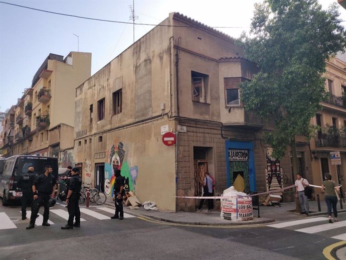 Desallotjament d'un immoble 'okupado' al barri de Grcia de Barcelona