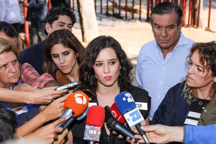 La presidenta de la Comunidad de Madrid, Isabel Díaz Ayuso hablando con los medios de comunicación en Villar del Olmo, uno de los municipios de la región más afectados por las fuertes lluvias de estos últimos días, en Madrid, a 16 de septiembre de 2019.