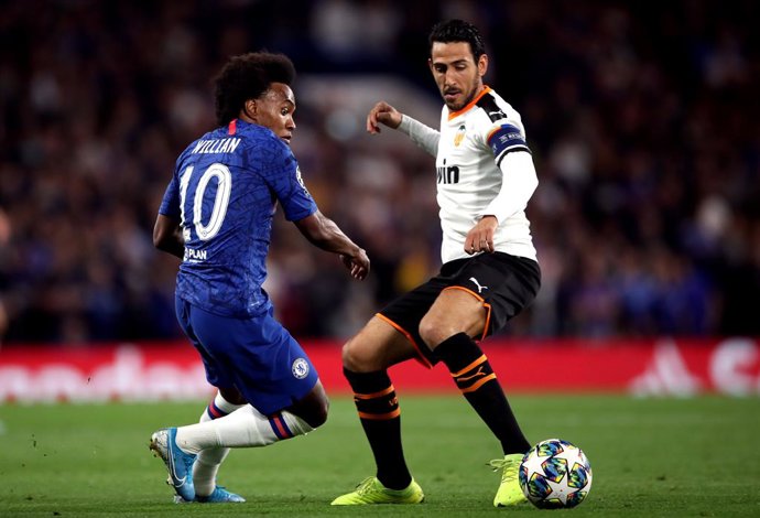 Parejo davant Willian en el Chelsea - Valncia